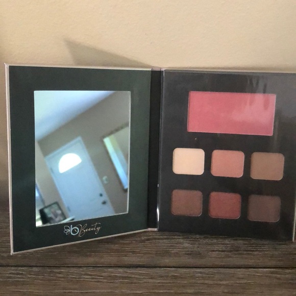 Belk Savannah make up set blush and eye shadow - Picture 3 of 5